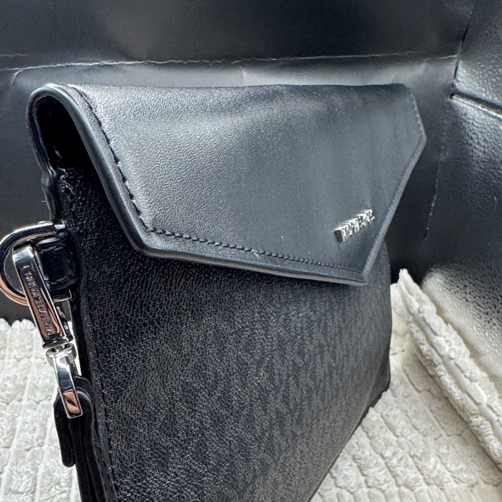 Michael Kors Wristlet Clutch - Picture 2 of 6